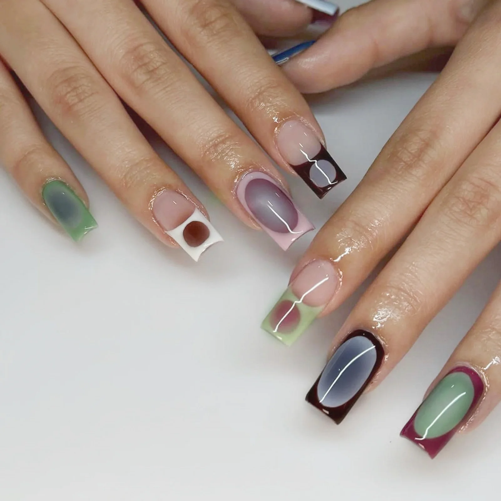 24 faux ongles de style français à effet dégradé, mi-longs, carrés, à couverture complète, tendance et élégants, à presser, pour fille