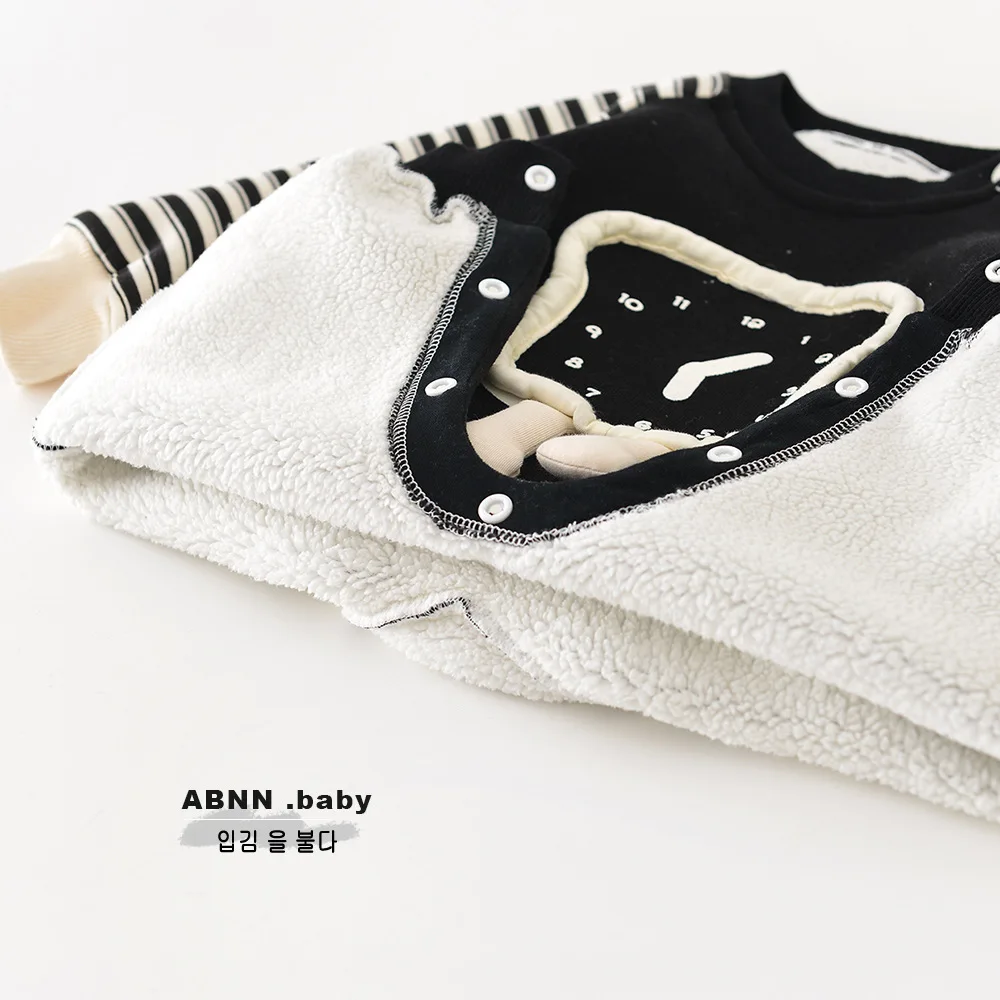 2025 شتاء جديد طفل طويل الأكمام الصوف رومبير الرضع فتاة الكرتون مخطط بذلة زائد المخملية سميكة طفل الملابس الدافئة 0-24 متر