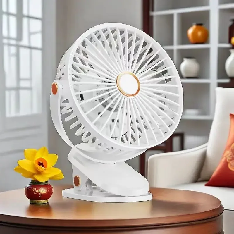 

Portable Clip on Fan Battery Operated, Quiet 360 ° Rotate, USB Rechargeable Mini Personal Cooling for Office Stroller Campin