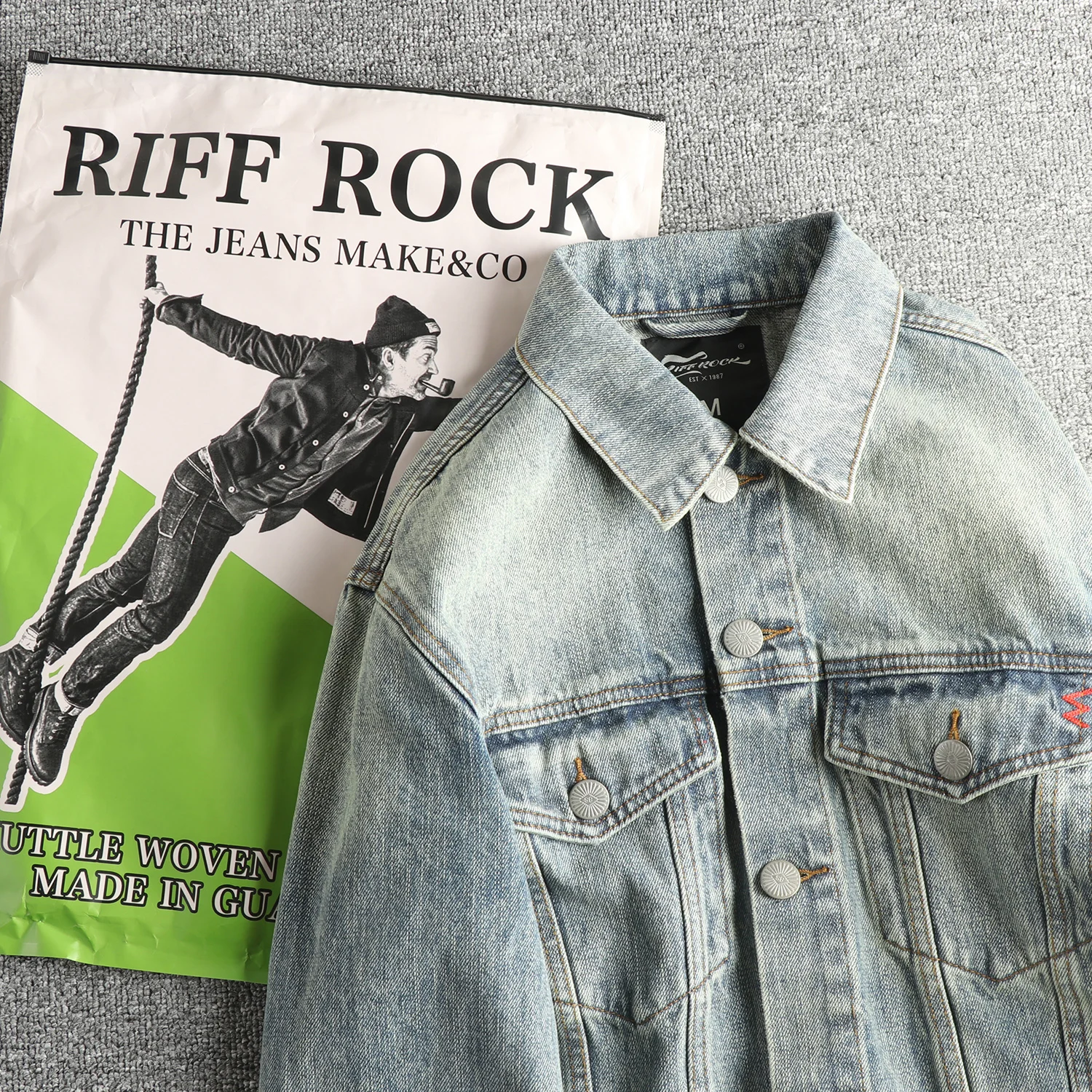 

Тяжелая потертая мужская джинсовая куртка с вышивкой и модной ретро-курткой в стиле ретро