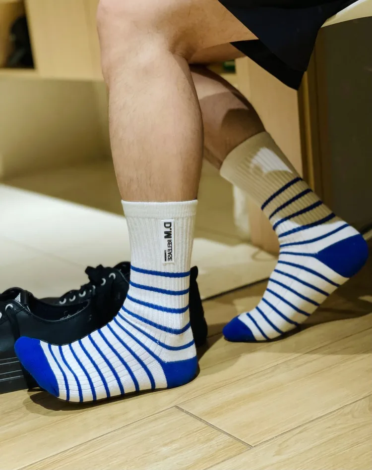 Men\'s Socks Fashion Striped Design Socks Sweat Absorbing Comfortable Sports Younge Men Middle Tube Stockings