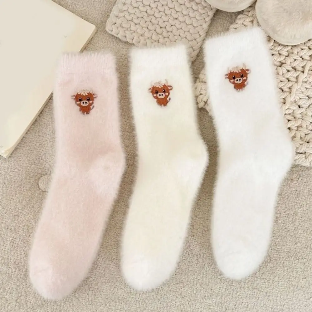 5 pares de calcetines mullidos de invierno con bordado de vaca, calcetines gruesos y cálidos de ganado de dibujos animados de tubo medio, calcetines de suelo de felpa dulce para mujer