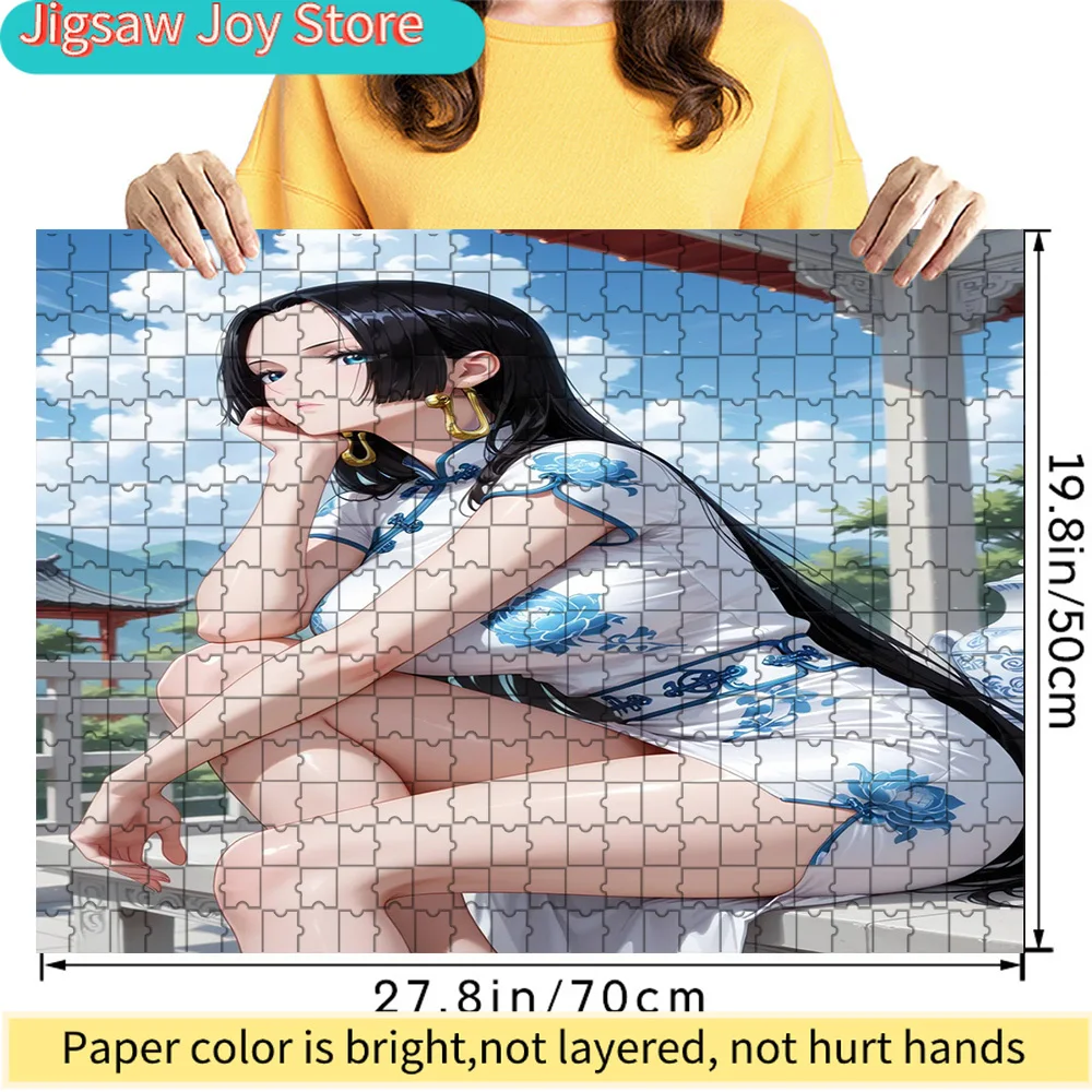 

Пазл из художественной бумаги One Piece: Боа Хэнкок с длинными черными волосами, в бело-синем цветочном ципао, в сидячей позе, персонаж Пиратской Императрицы, декоративный.