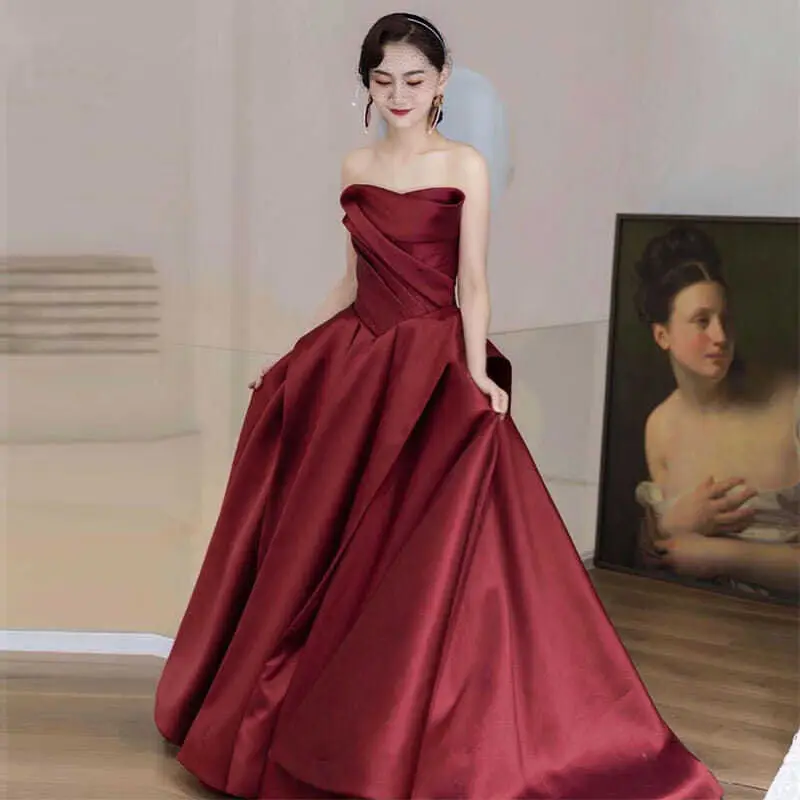 

Elegant Red Bridal Gown with Light Veil And Strapless Design for Engagement And Wedding Toasts New 2023 Style by BMLC