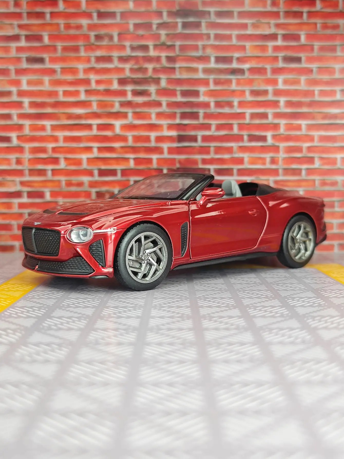 

1:32 модель автомобиля из сплава Bentley Mulliner Bacalar, трансформируемые двери суперкара с обеих сторон, которые можно открыть, тонкая работа