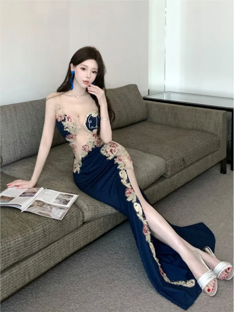 

A long light luxury and niche slit dress with hollowed-out designs for banquets