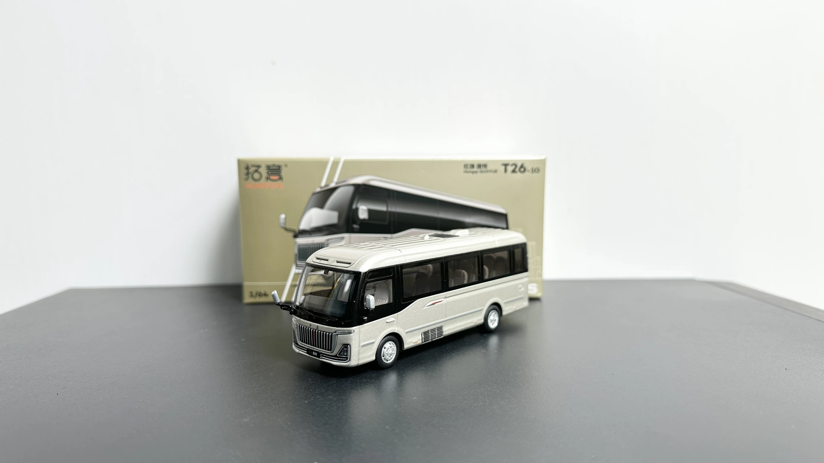 1:64 Bandiera rossa, Guoyue, Ornamento da collezione di autobus CMB aziendali di lusso, modello di auto Guoyue con bandiera rossa Tuoyi
