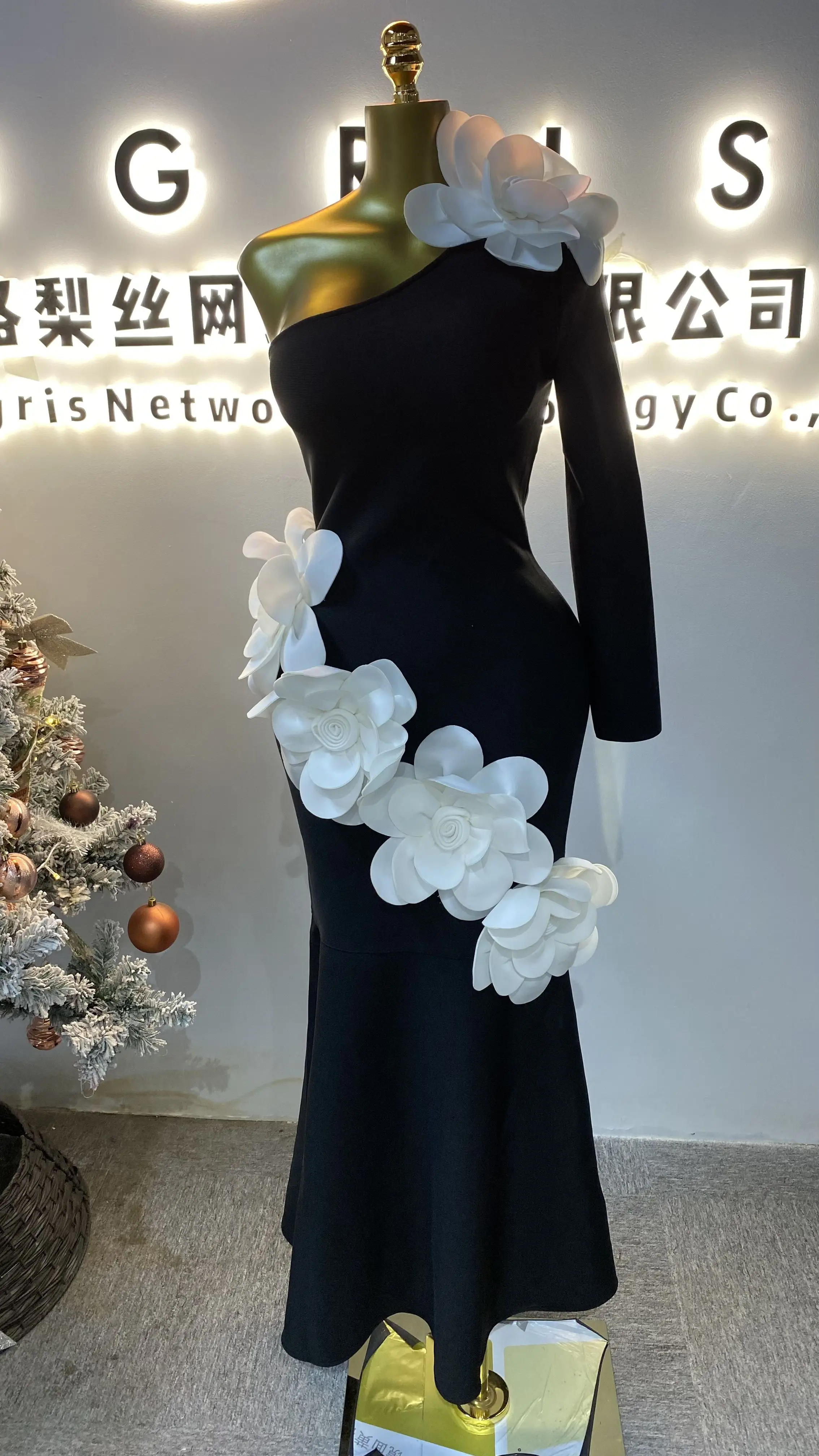 

Sexy and stylish fitted one-shoulder long-sleeved appliqué dress, elegant and sophisticated bandage party evening gown.-GZXX023