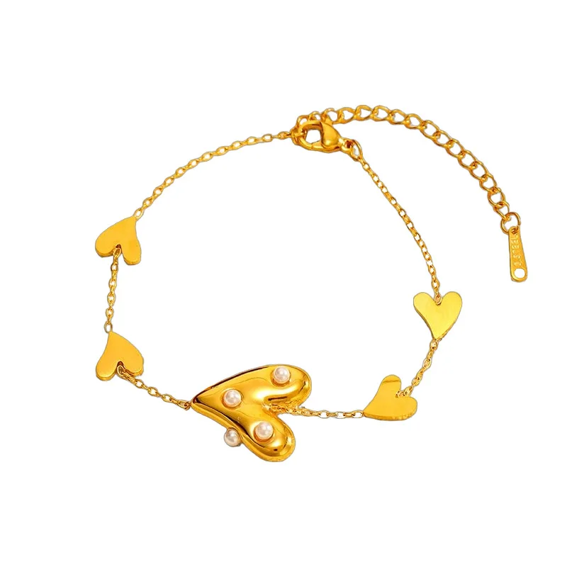 

Fashionable heart-shaped gold titanium steel bracelet, luxurious and colorfast, 18k gold-plated stainless steel jewelry.