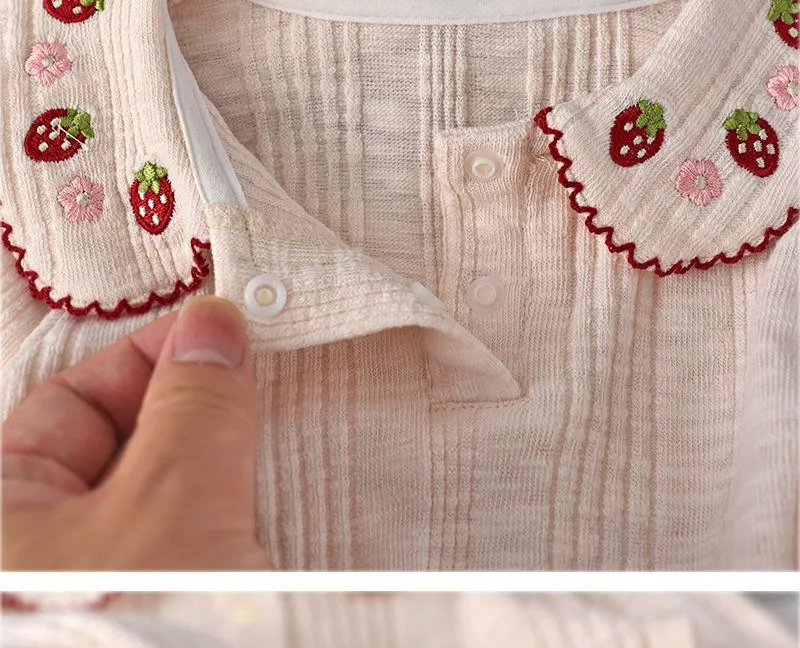 Koreanisches Mädchen-Basisshirt für Frühling und Herbst, langärmelig für junge Mädchen. Stilvolles Kinder-Shirt mit Cartoon-Erdbeer-Motiv. – Detail 7