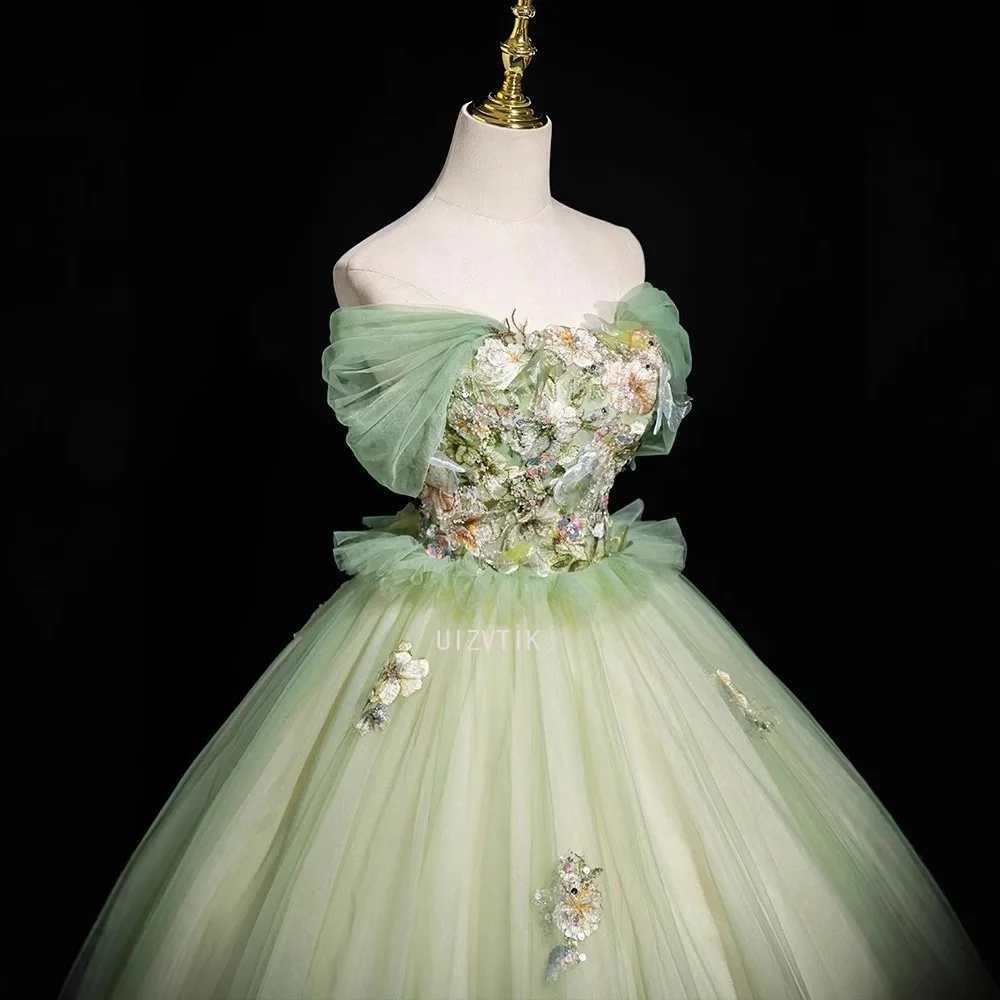 فساتين Quinceanera مزينة بالدانتيل الأخضر والترتر من التل 2025 مكشوفة الكتف وكشكشة للحفلات الراقصة والحفلات المسائية 15 عامًا