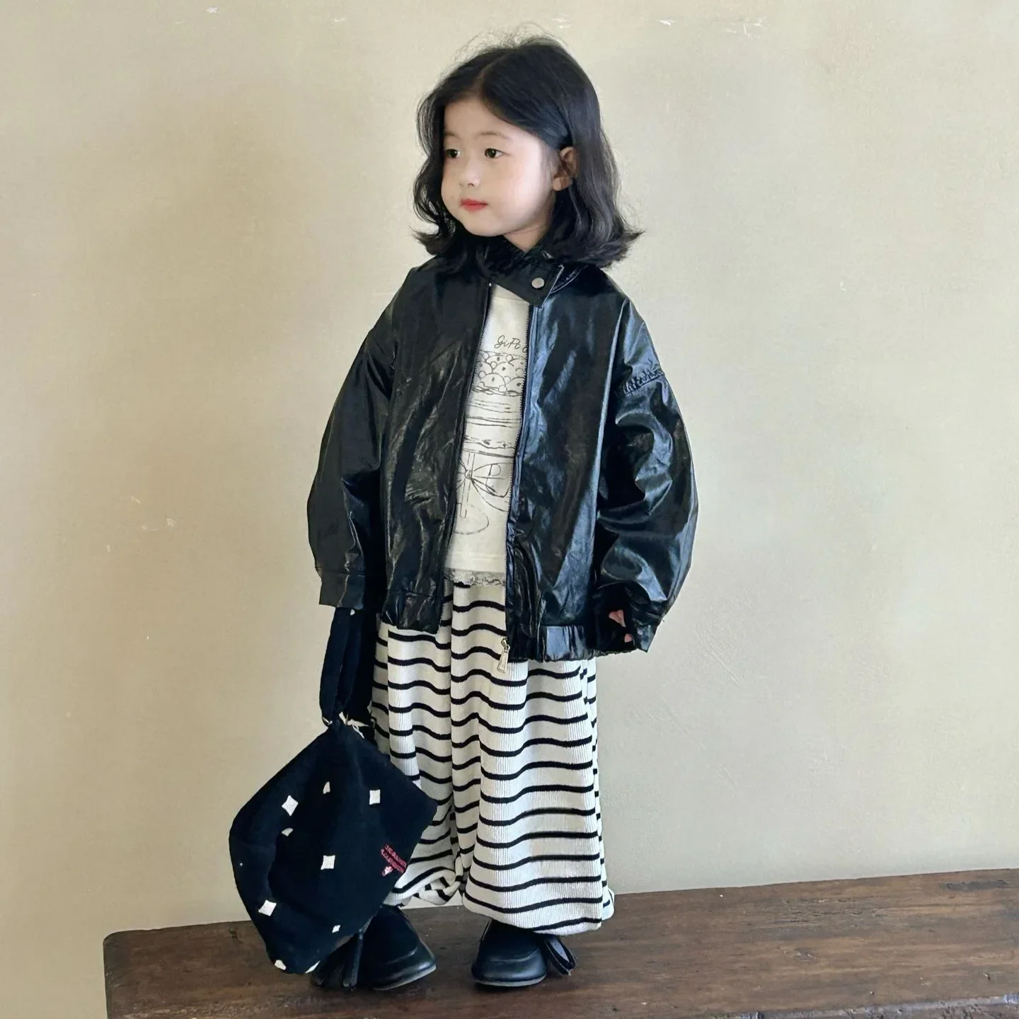 

Пальто для девочек, осень 2024, новая детская одежда, корейский стиль, модное мотоциклетное кожаное пальто для мальчиков и девочек, повседневное, простое, на каждый день