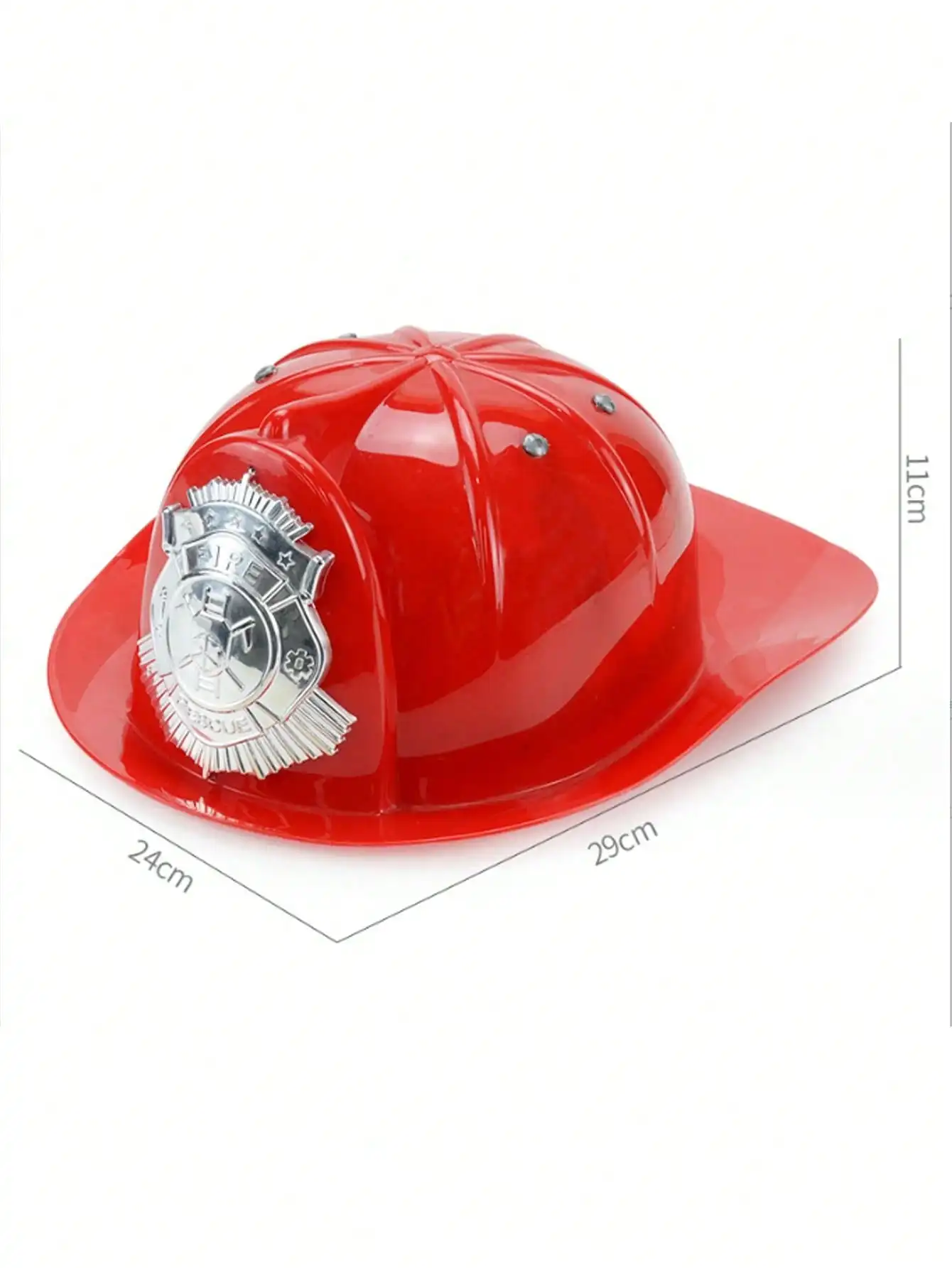 Ceci est un jouet portant un casque de sécurité et un chapeau de pompier, prétendant de jouer au rôle d'un capitaine de pompiers