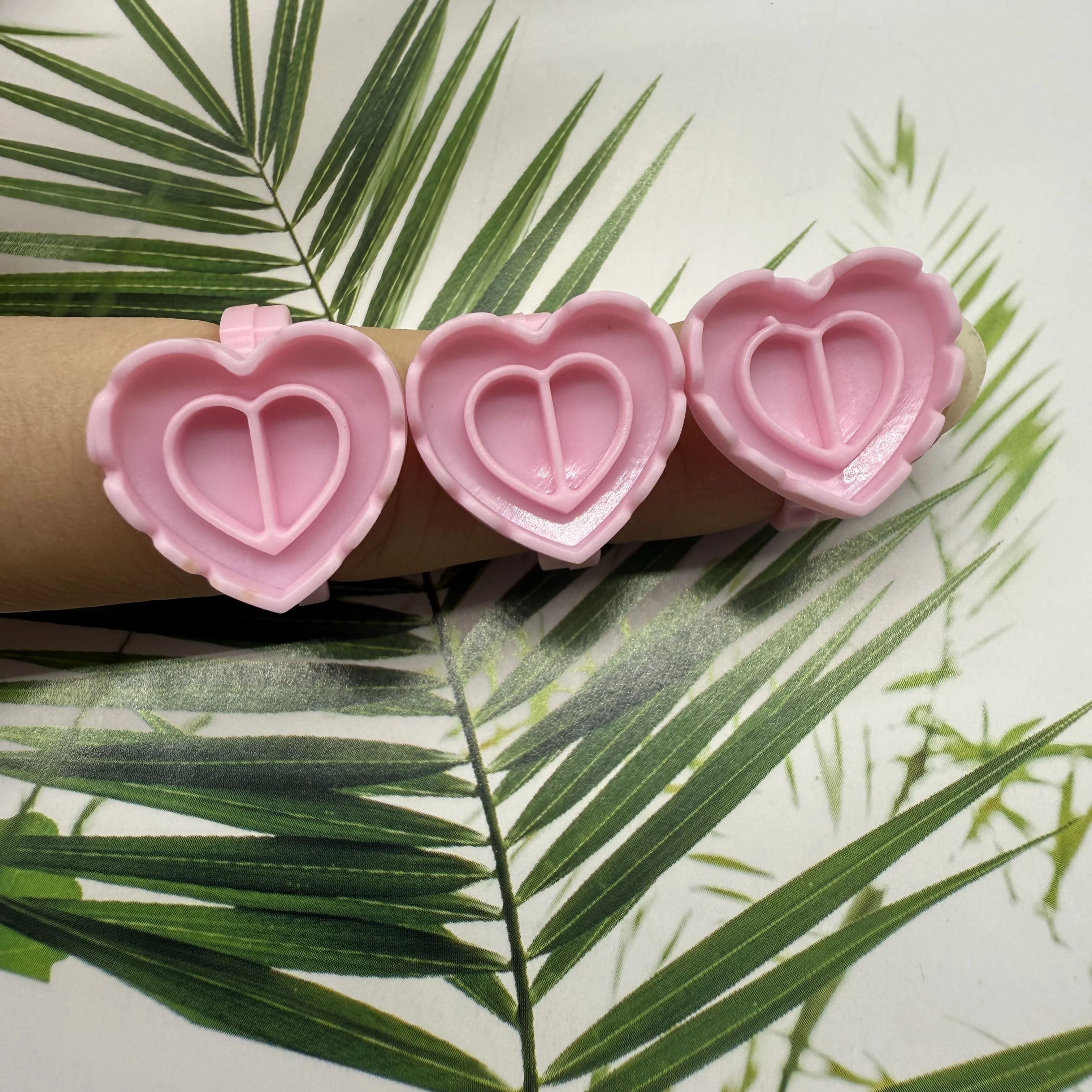 100 pz Usa E Getta Colla Per Ciglia Anello Titolare Tazza a forma di Cuore di Plastica Pigmento Del Tatuaggio Titolare Pallet Eye Lash Estensione Strumento di Trucco