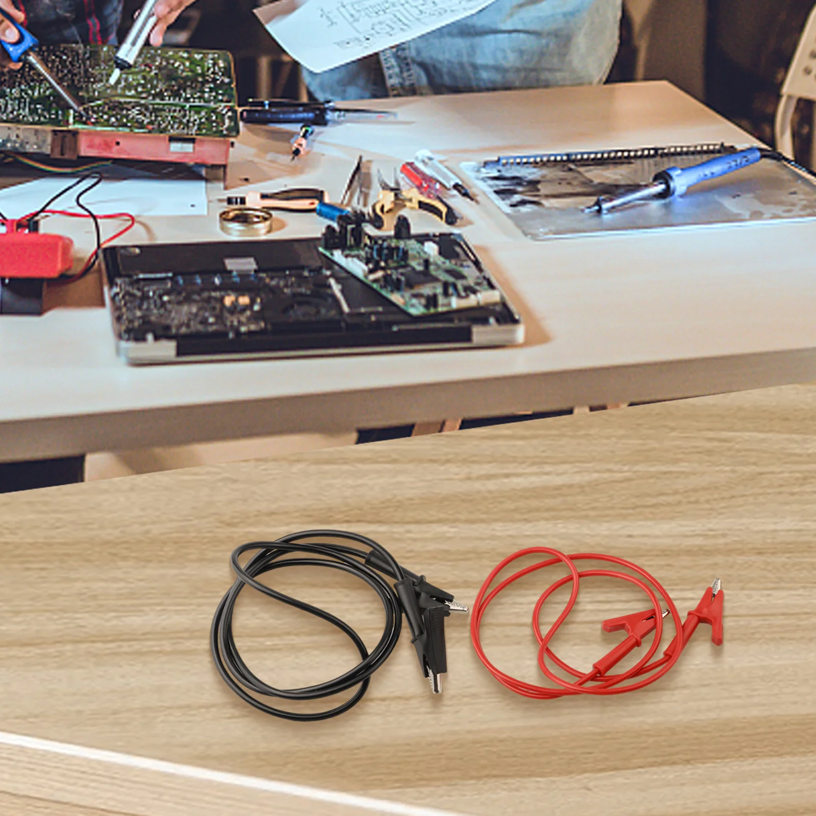 يتضمن موصلات اختبار مشبك التمساح شديدة التحمل مشبكين لكل منها أقصى جهد 1000 فولت وتيار 15 أمبير