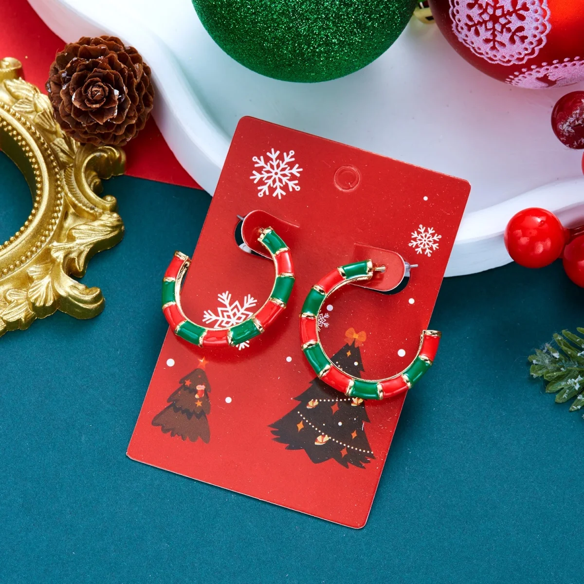 Weihnachtliche, rot-grüne, emaillierte, gedrehte C-förmige Ohrstecker für Damen, unregelmäßige Kreisohrringe, Schmuckgeschenk für Feiertage und Neujahrspartys – Detail 25