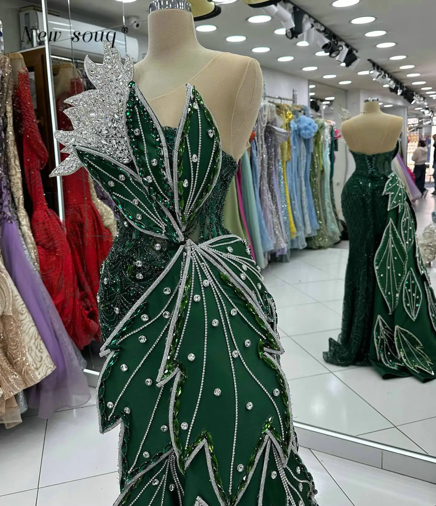 Gorgeous Designer Green Crystals 3D Leaf Long Evening Dresses with Satin Side Train 2025 Customized Arabic Wedding Events Gowns