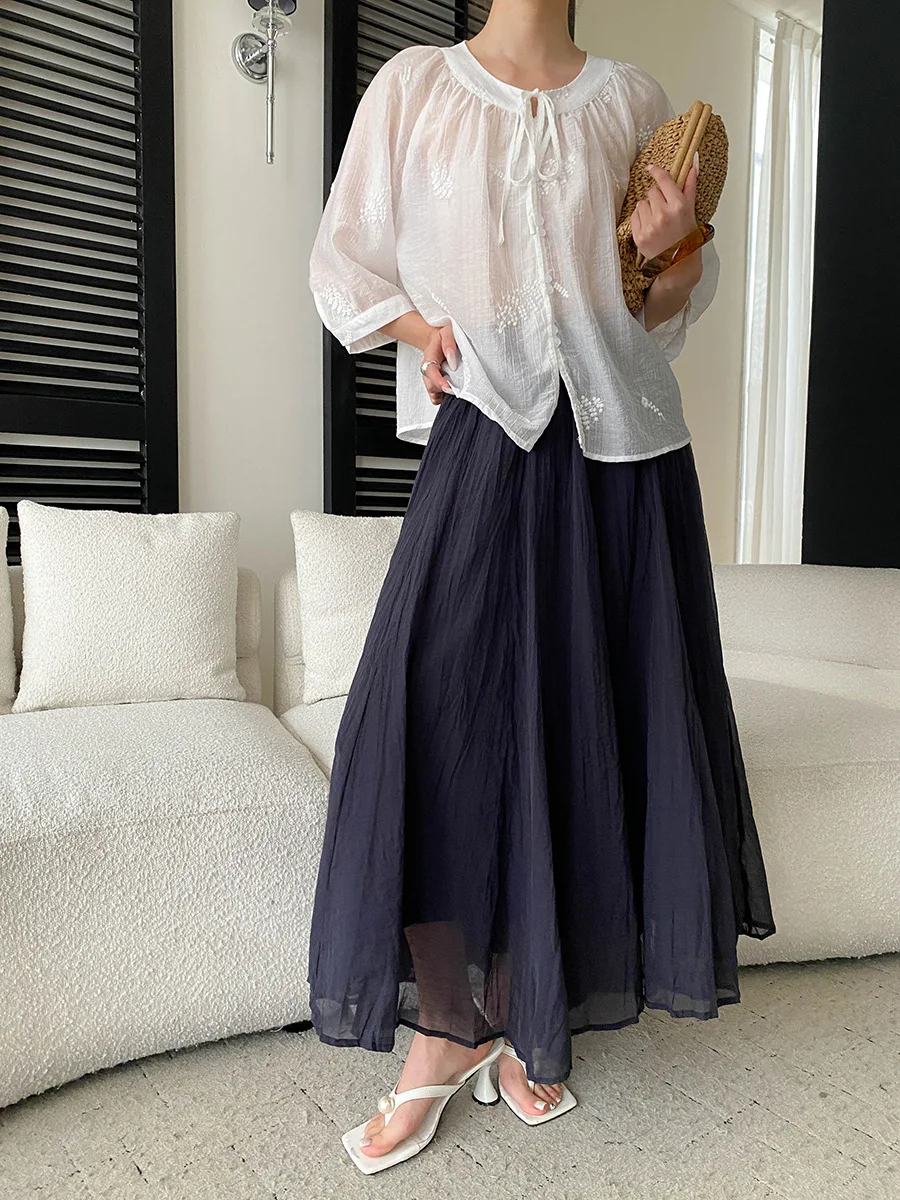 Sommerliches Damen-Shirt in unifarbenem Design mit aufwendiger Stickerei, Rundhalsausschnitt, Schnürung, lockerer Passform und leicht transparentem Stoff. – Detail 17