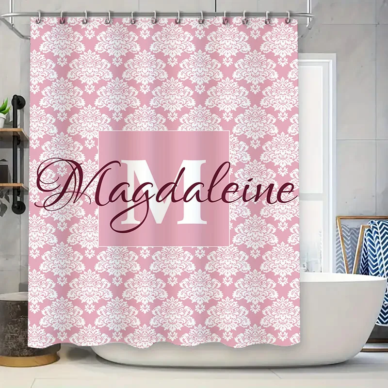 

Персонализированная розовая занавеска для душа с дамасской монограммой, индивидуальное имя, инициалы, декор для ванны для девочек, 180 г/м2, полиэфирная ткань с 3 кольцами
