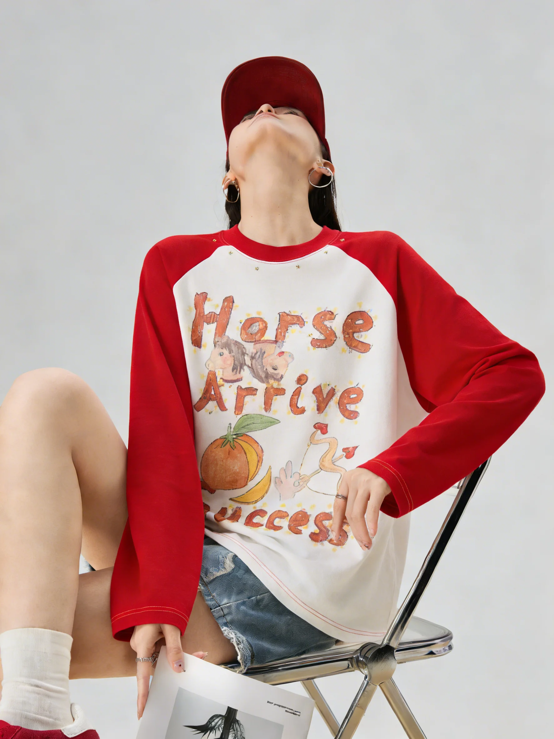 

Красно-белая футболка с принтом и вставками на плечах, с длинными рукавами, женская, для ранней весны, в корейском стиле, дизайнерский топ