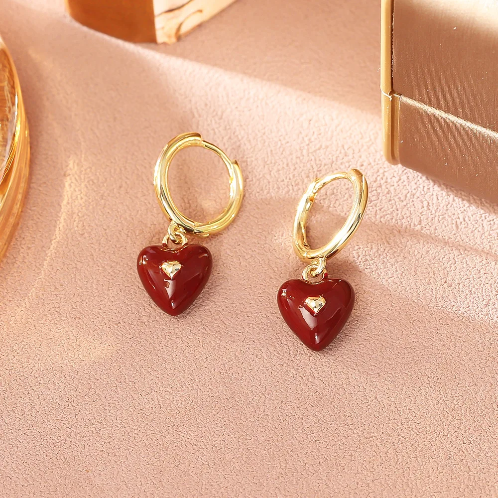 

High-end burgundy love earrings, light luxury, retro, exquisite, compact, lady-style earrings, fashionable temperament earrings