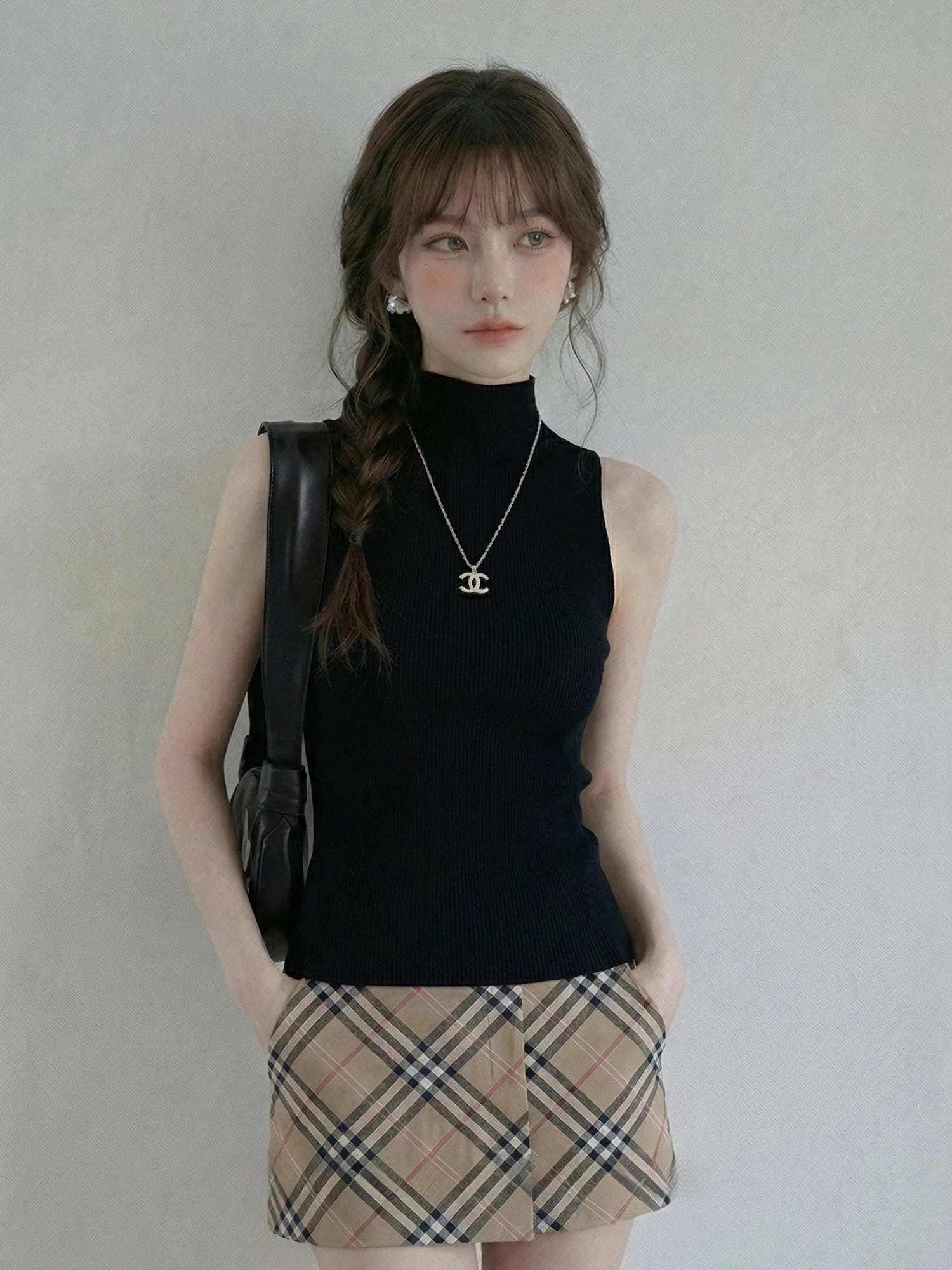 

Black High Collar Sleeveless Knitted Sweater Women's Fashion Slim Fit Overhead Top New 2026 Summer Style Simple Design