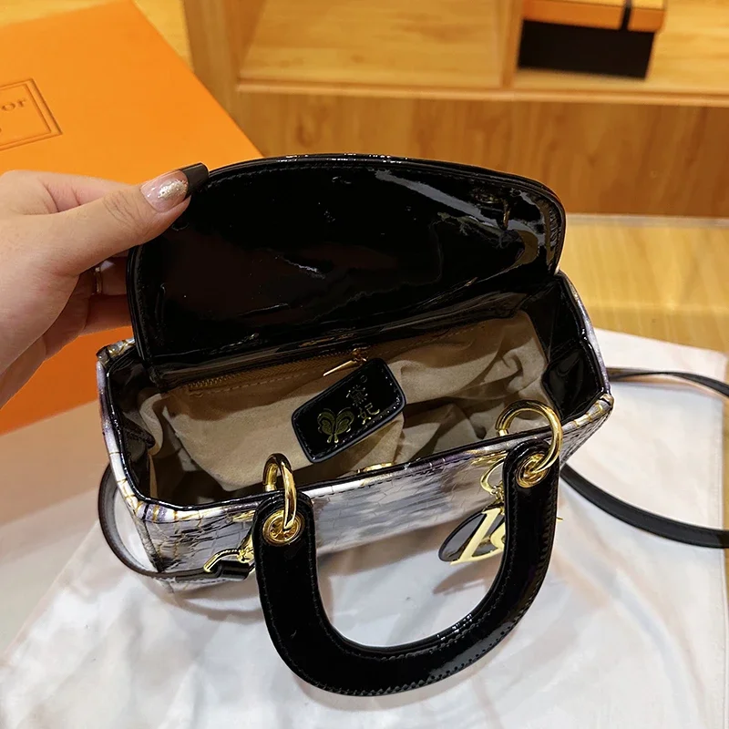 حقيبة يد صغيرة لطيفة للنساء، تصميم لطيف ومدمج، مادة ناعمة، سحاب للإغلاق، مثالية للخططات والتواريخ والحفلات الموسيقية، إكسسوار عصري