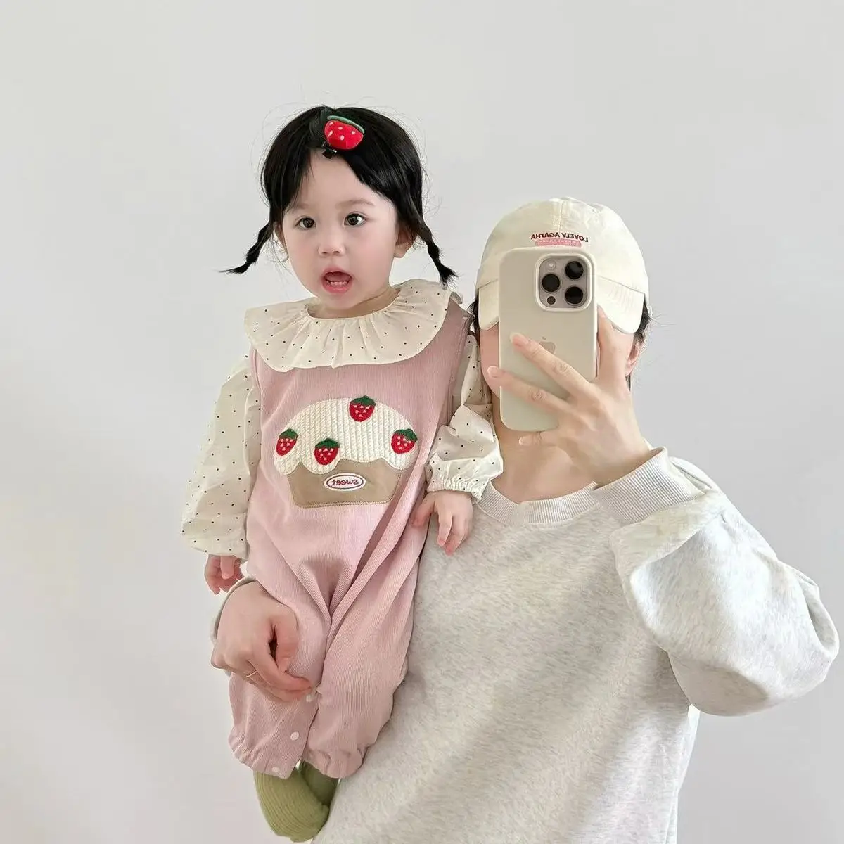 

Комплект из двух предметов, милый комбинезон с рисунком клубники, одежда для малышей, весенне-осенний кукольный воротник в горошек, милый хлопок, мягкий, удобный