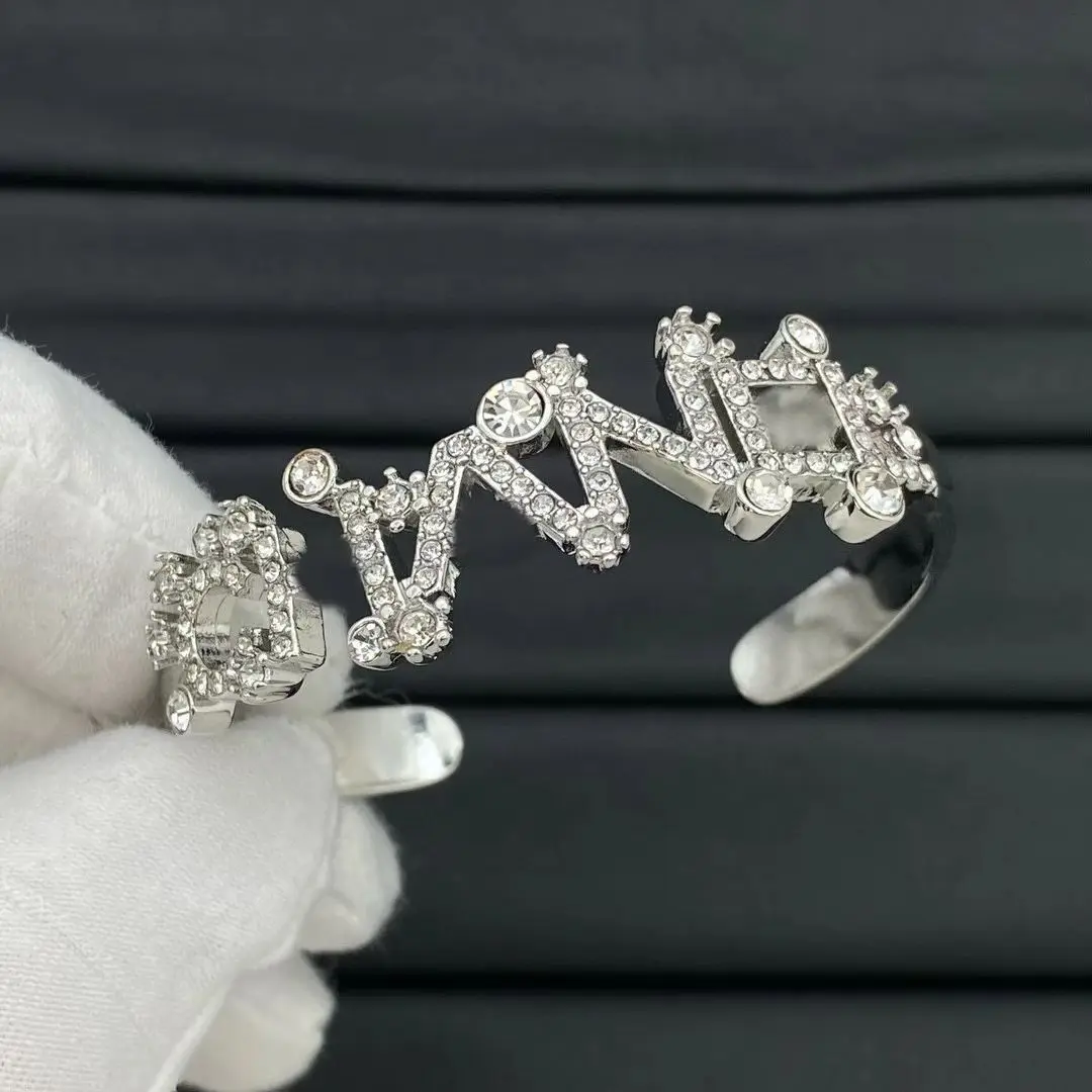 سوار مثلث - سوار معصم معدني عتيق، مجوهرات فريدة من نوعها متعددة الاستخدامات لها