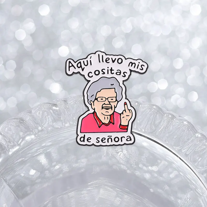 Freche spanische Oma Emaille-Anstecknadel – Rebellische alte Dame Meme-Pin aus Legierung, Brosche für Revers, Rucksack-Schmuck, Geschenk – Detail 6