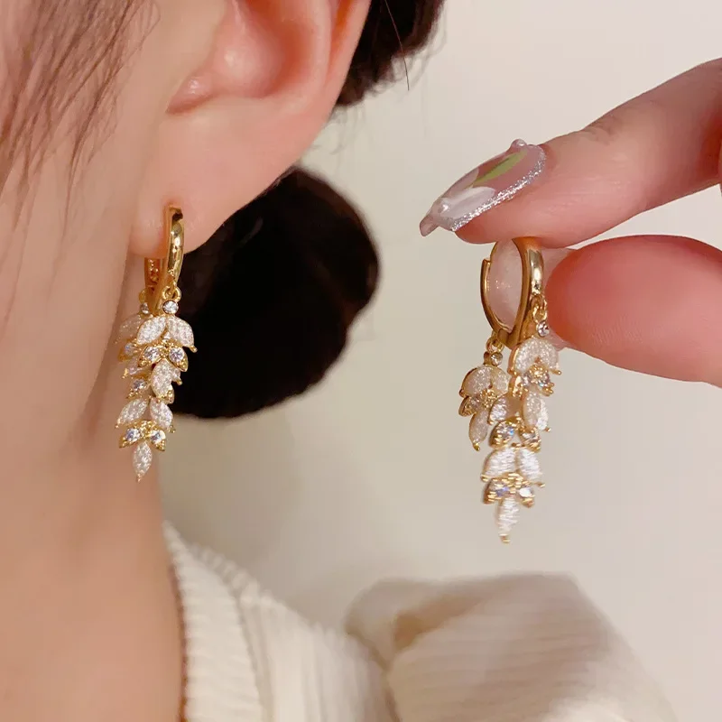 High Grade Fashionable Zircon Leaf Tassels Personalized and Socialite Style Unique Design Temperament Exquisite Earrings