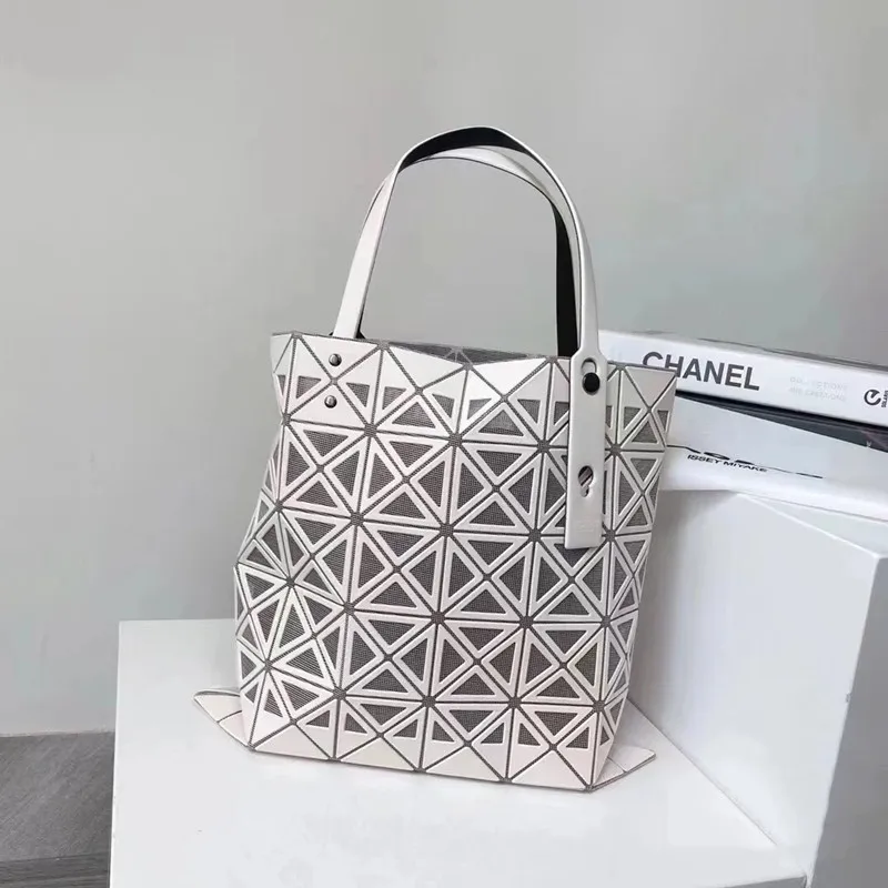 2025 تصميم الأزياء الجوف خارج تقسم هندسية حقائب اليد النسائية الفاخرة لامعة المعين كبير حمل حقيبة السفر عطلة حقيبة شاطئية