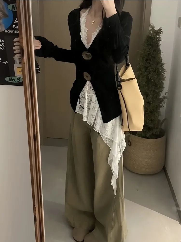 

Комплект женской одежды больших размеров: вязаный джемпер с длинным рукавом, V-образным вырезом и пуговицами, а также топ на бретельках с кружевом. Наряд для ранней осени с завышенной талией и прямым кроем.