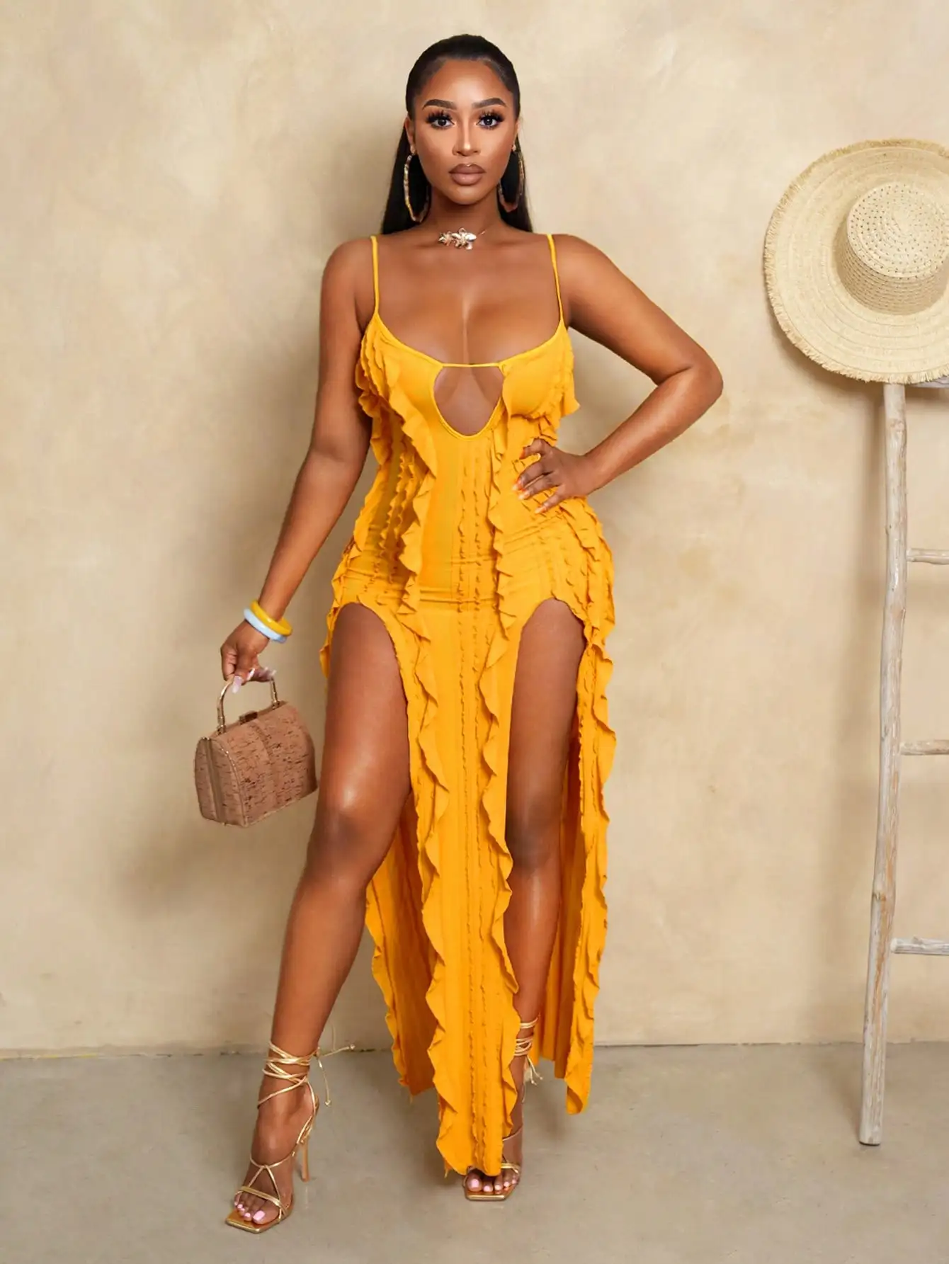 

Женское однотонное желтое платье-комбинация с рюшами по низу и вырезом спереди