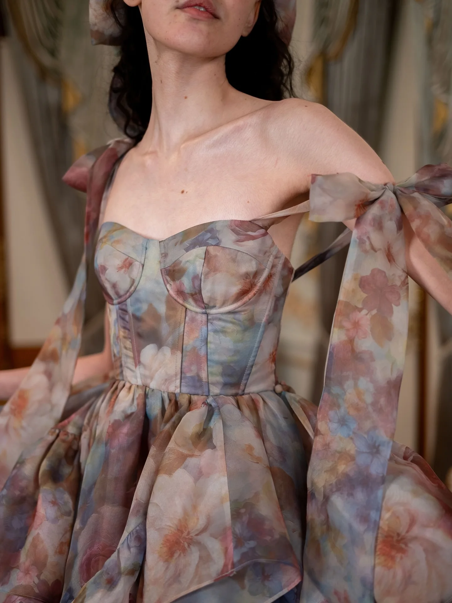 Novo vestido de noite floral de chiffon com camadas de babados chique sem mangas com decote em v boho romântico maxi vestido de festa com estampa bonita