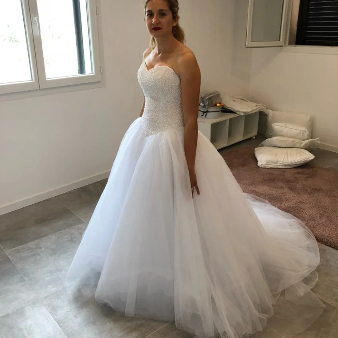 Elegante vestido de novia de tul con destino estilo bosque y cola de corte con cuentas hecha a mano