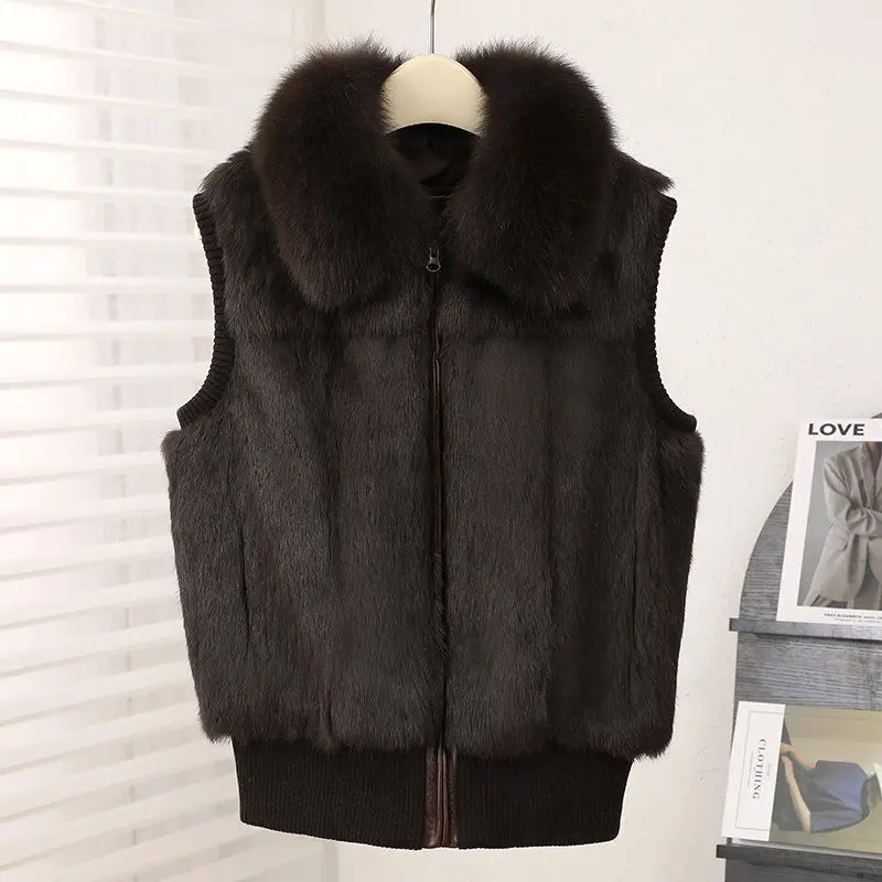 سترة جلدية جديدة ذات ياقة من الفرو بقصة ضيقة لعام 2025 متعددة الاستخدامات ملابس قصيرة للخريف والشتاء موضة ترفيهية حس التصميم XT1808