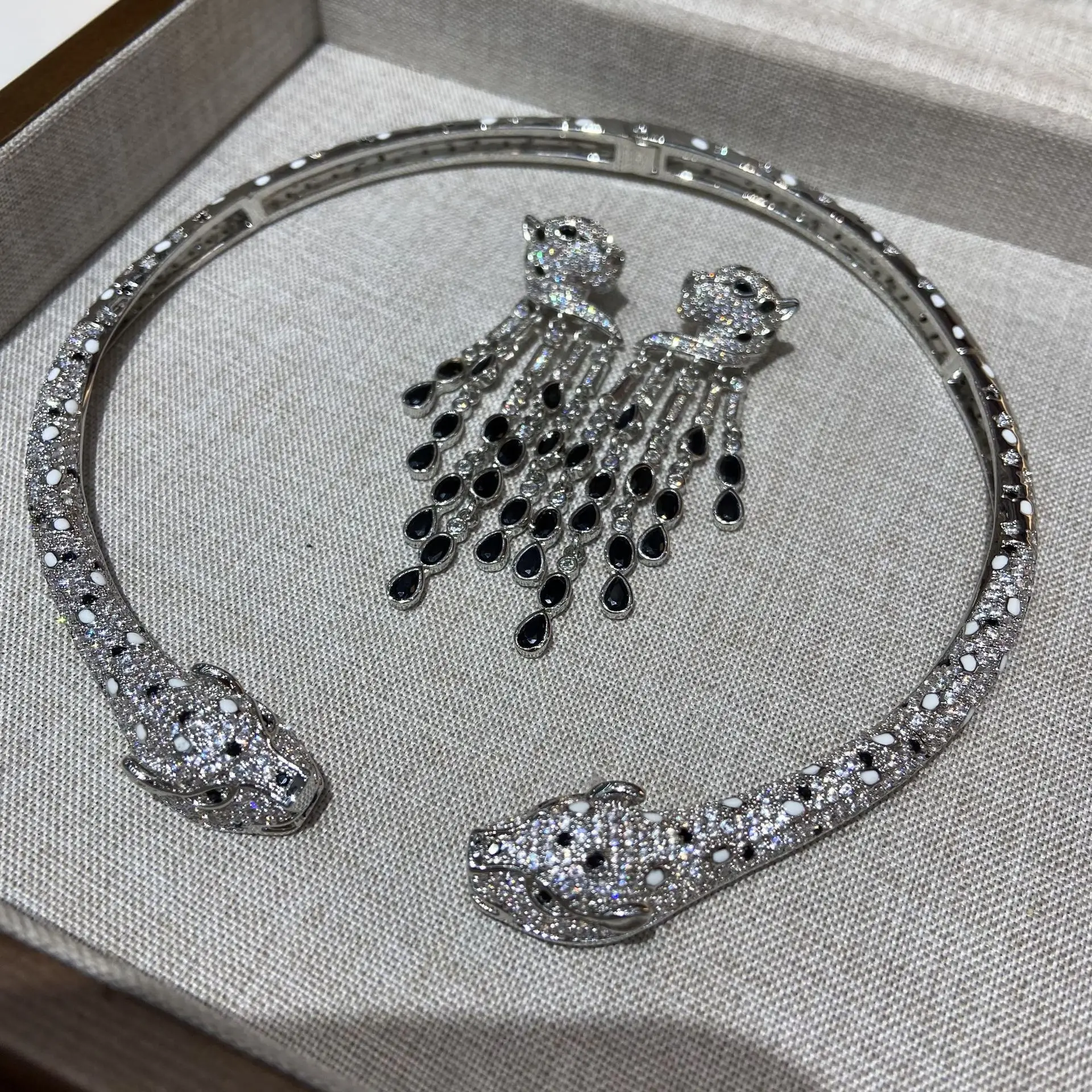 

2025 Новый модный инкрустированный цирконом воротник, ожерелье, серьги, легкий роскошный комплект ювелирных изделий для женщин