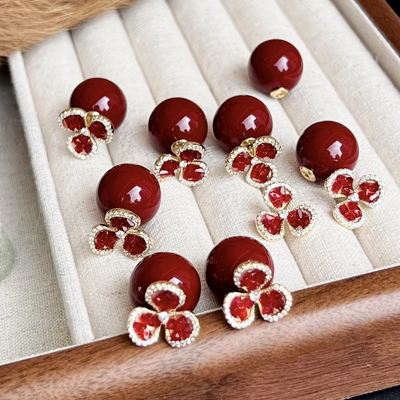 Ankela Weinrote Perlen-Kristall-Dreibeinblumen-Hängeohrringe für 2025 Damenmode-Schmuck Weihnachts-Luxus-Accessoires – Detail 12