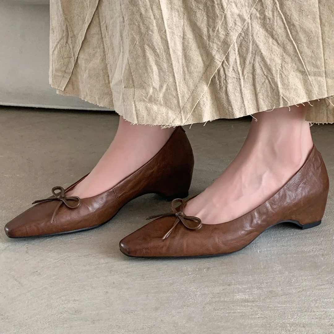 

Женские туфли-лодочки из овчины с квадратным носком и милым бантом, элегантные женские туфли-лодочки на танкетке 5 см на среднем каблуке, повседневные тонкие модельные туфли на каблуке для женщин