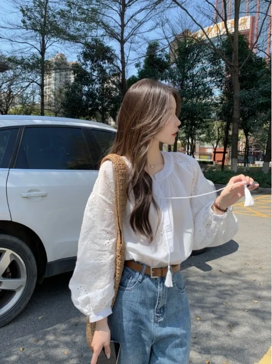 

Женская свободная блузка в французском стиле с вышивкой, кружевом, ажурными вставками, длинными рукавами, отделкой бахромой и поясом, новая весенняя модель, белый цвет.