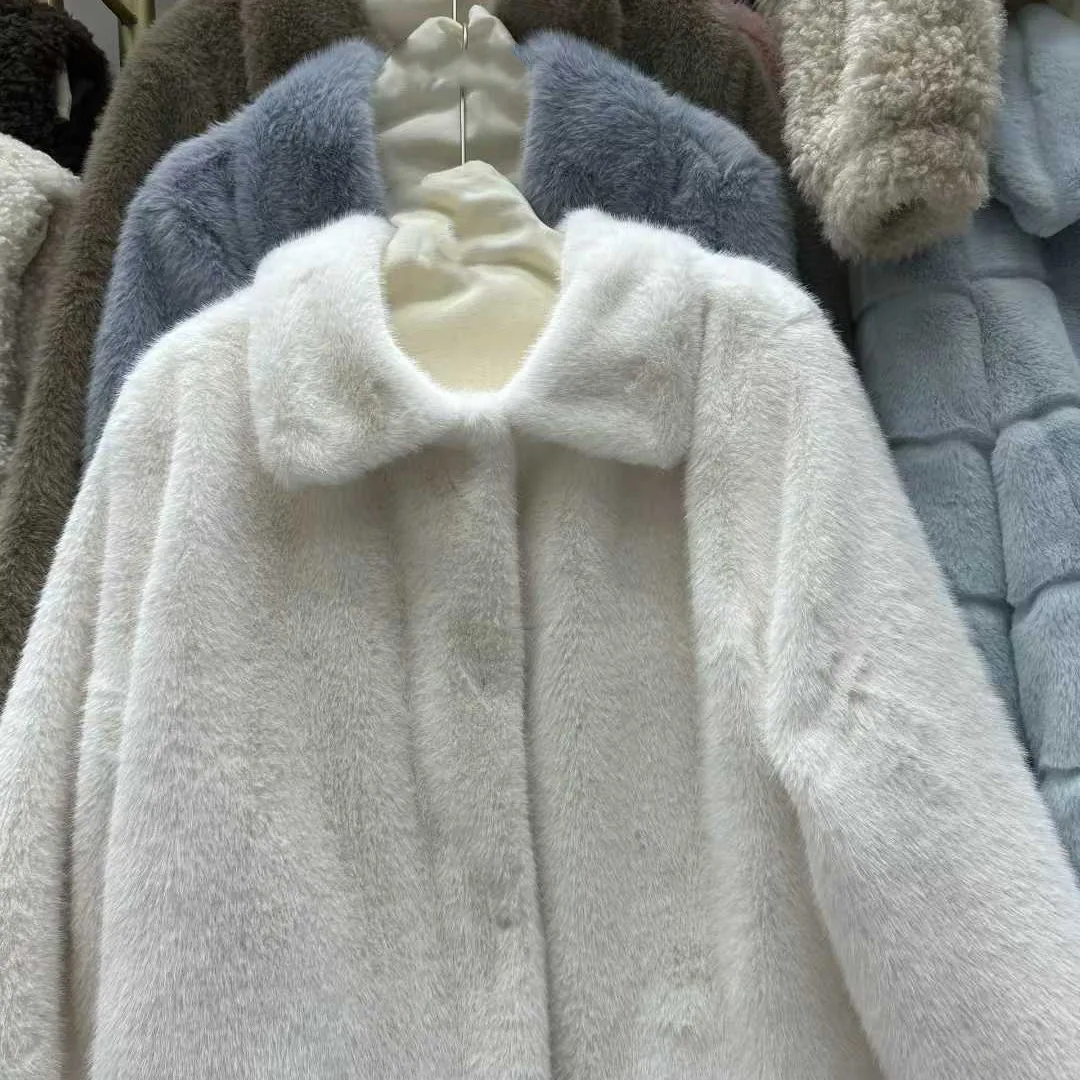 Elegancki płaszcz damski na jesień i zimę w stylu vintage, z miękkim kołnierzem z futra, w pastelowych kolorach, idealny na co dzień.