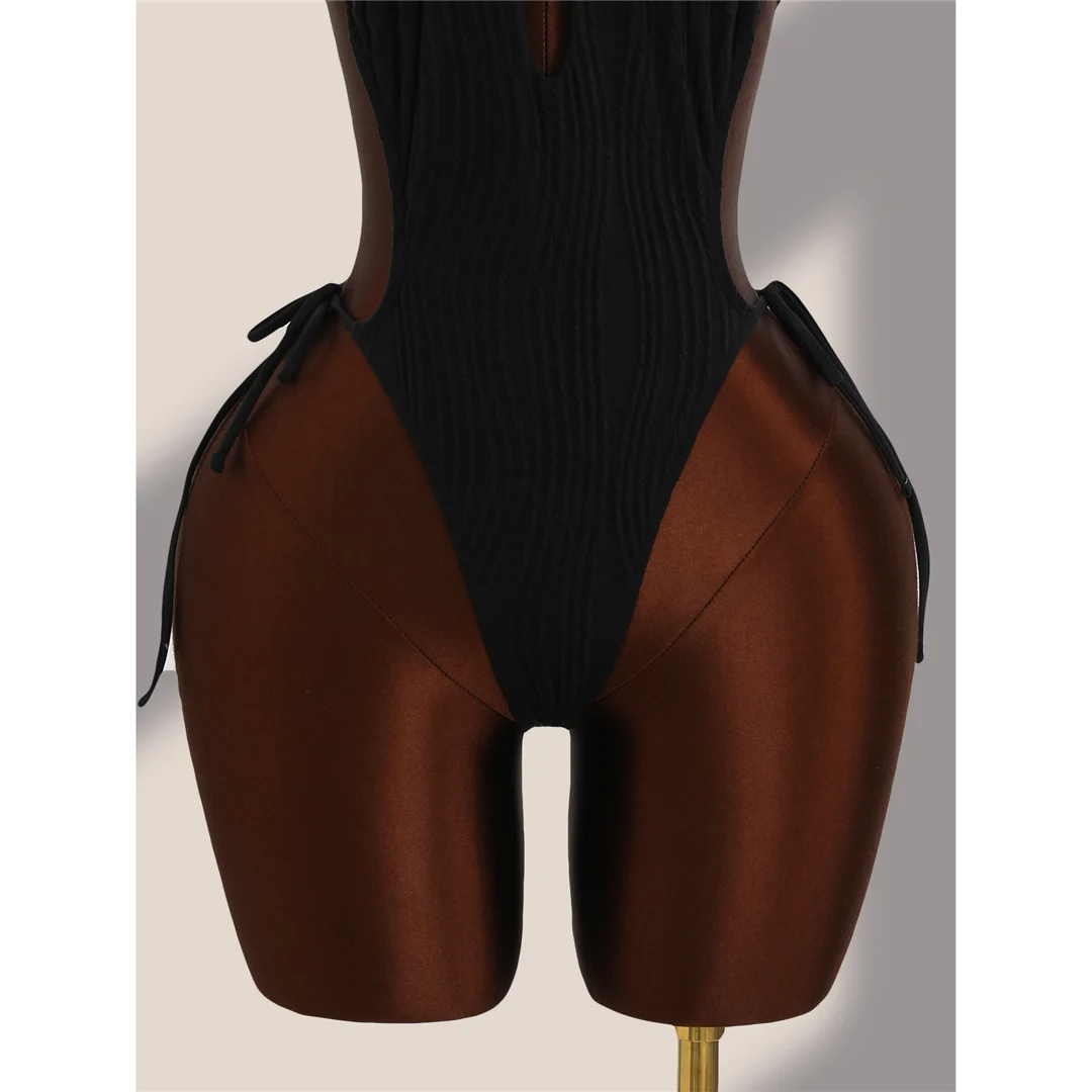 Einteiliger Badeanzug mit tiefem V-Ausschnitt und Neckholder, geraffter Schnitt, Damen-Badebekleidung, rückenfreies Design, hoher Beinausschnitt, gepolstert, Badeanzug, Modell V8343. – Detail 10