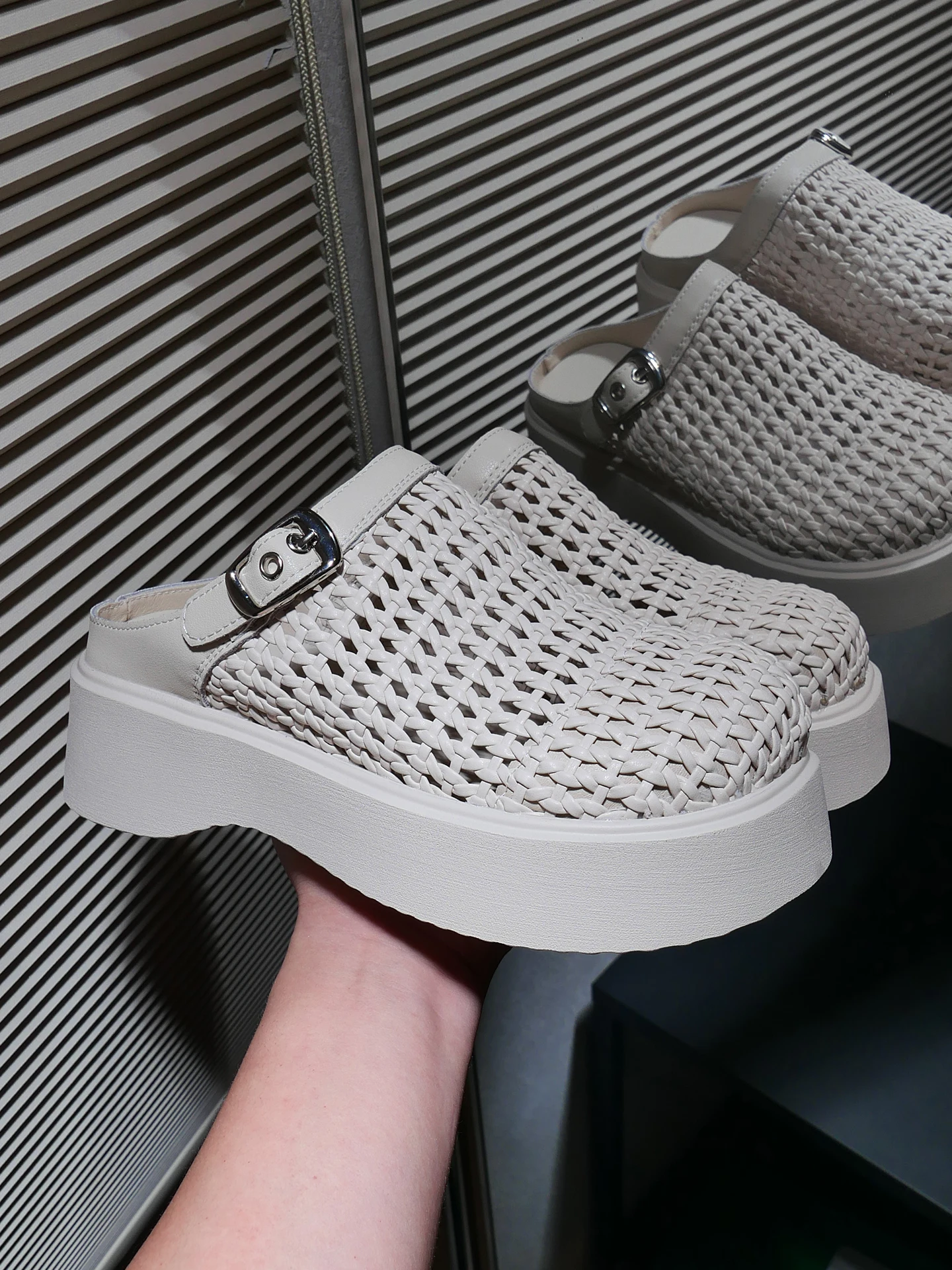 sandales-tricotees-pour-femmes-a-bout-couvert-respirantes-a-talon-epais-en-cuir-a-enfiler-pour-l'ete-tendance-pour-l'exterieur-avec-design-ajoure