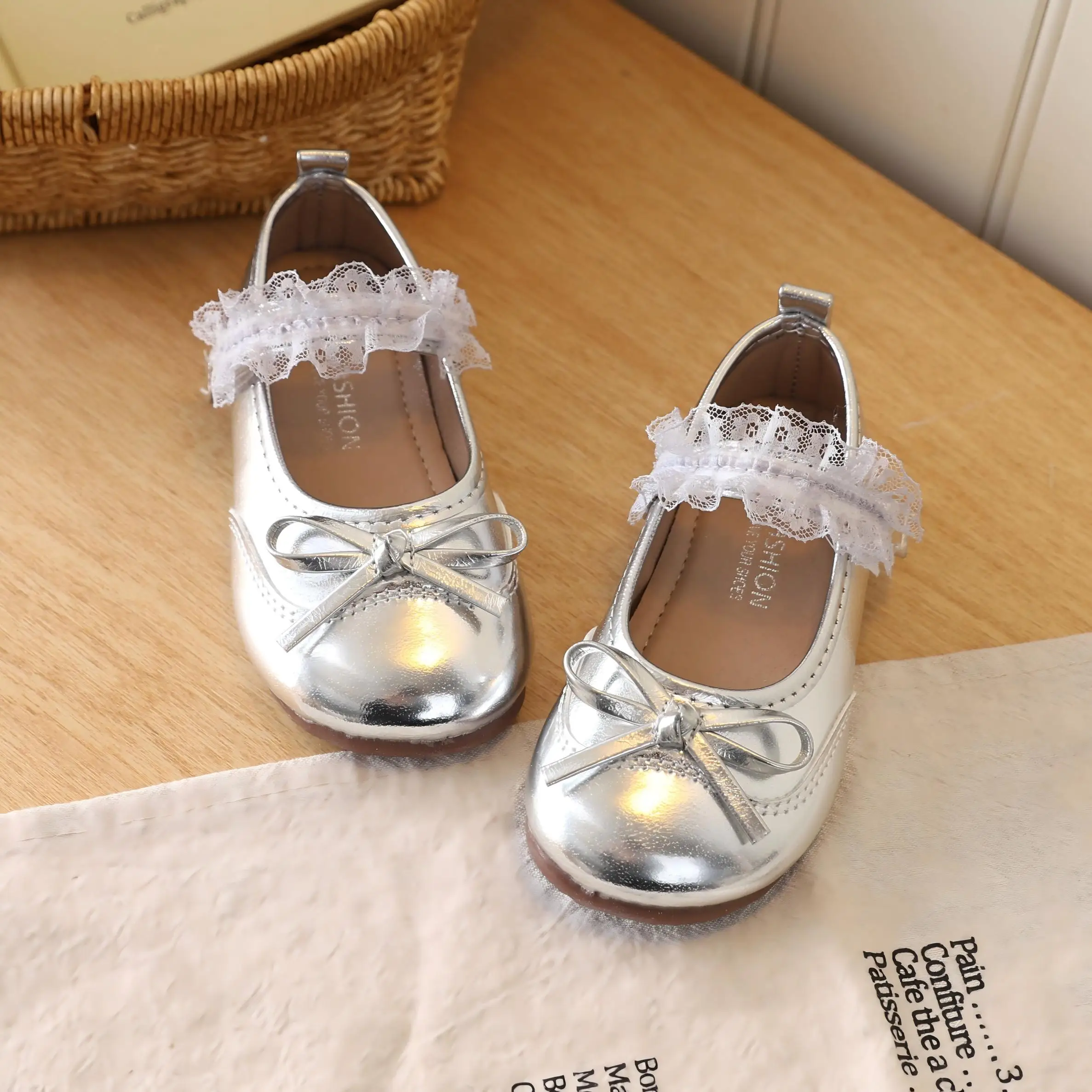 Toddler Girls Princess Leather Shoes with Lace Bow 2026 New Spring Kid Ballet Flats Soft Sole Simple Classic Party Wedding Shoes