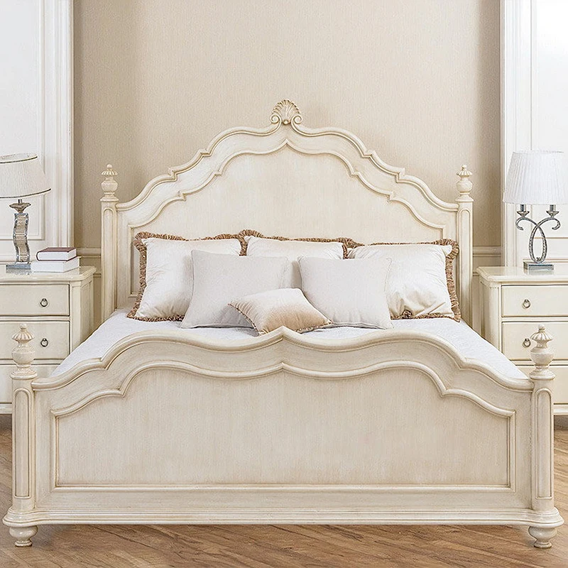 The designer selected birch wood, aged carved Roman columns, light luxury, simple solid double bed