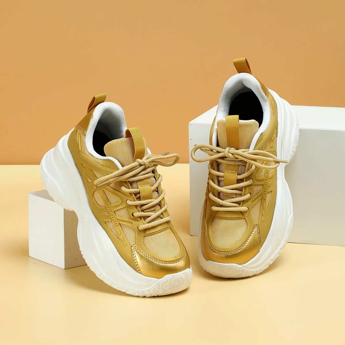 Scarpe da corsa sportive Unisex con aumento dell'altezza scarpe da ginnastica da passeggio atletiche da donna in oro comode scarpe da passeggio da viaggio da uomo