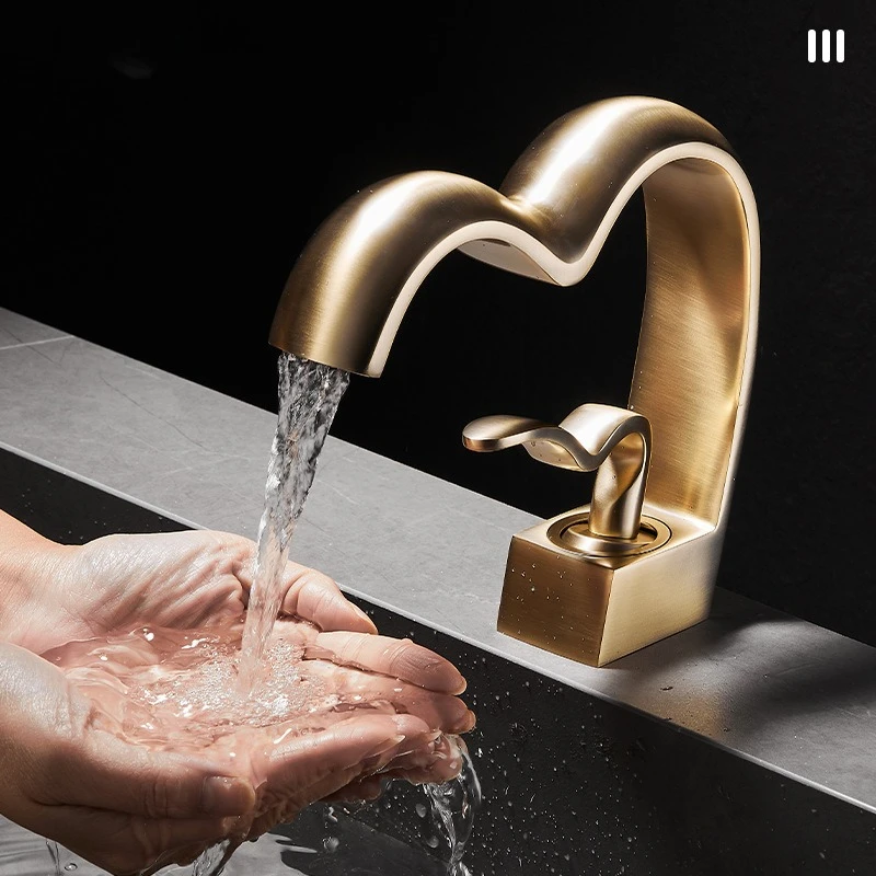 Luxury brass heart-shaped basin faucet bathroom bathroom cabinet under counter basin hot and cold water faucet splash-proof
