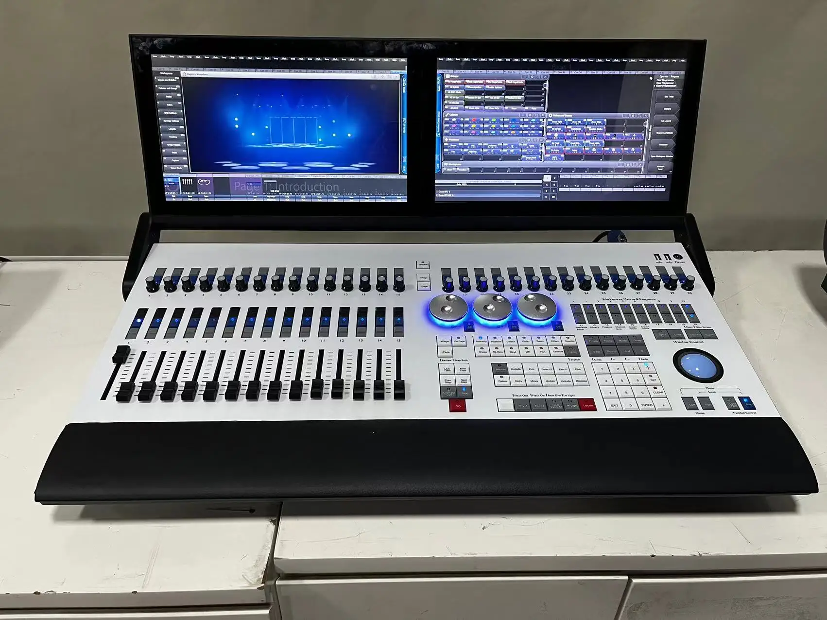 Avolite-s Tiger Folding Screen Sapphire Console Dimmer Stage Lighting Controller ForTheaters Festivalsa Large-Scale Light Shows