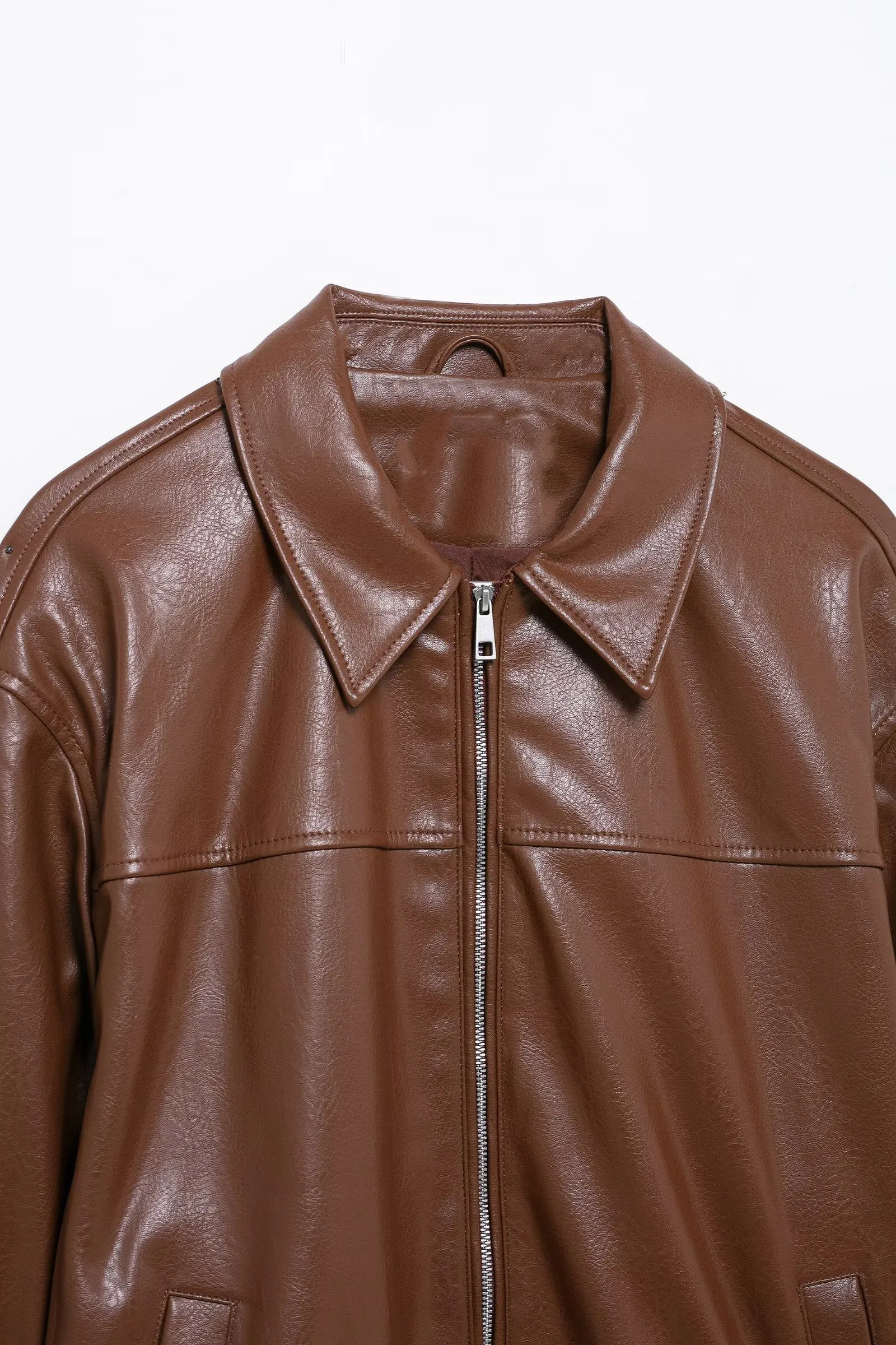 PB&ZA 2025 เสื้อแจ็คเก็ตหนังสีน้ําตาลสตรีพร้อมซิปดีไซน์ปกด้านหน้าชายเสื้อยางยืดและกระเป๋าด้านข้างเพื่อลุคอินเทรนด์